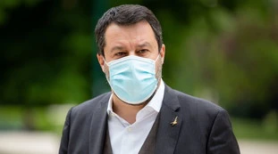 Matteo Salvini minacciato: "Devi saltare in aria con figli e quella tr***", l'orrore di un "democratico pacifista"