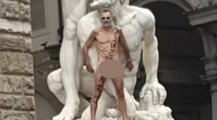 Firenze, uomo nudo si arrampica sulla statua: chi è e cosa vuole