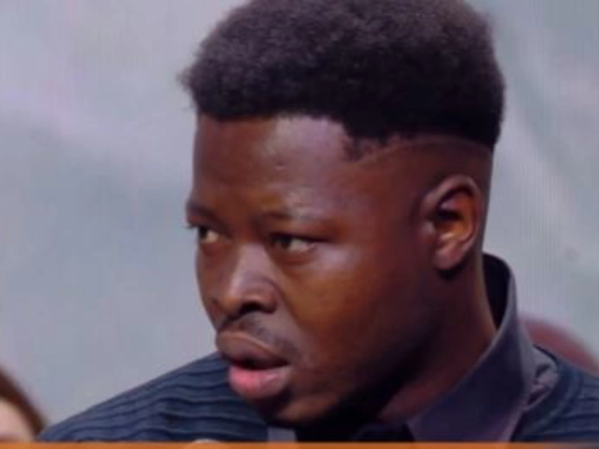 Dritto e Rovescio,  Adama fuori controllo: "Cosa è la polizia", caos in studio