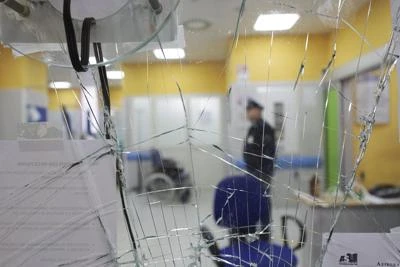 De Magistris: "Morte 15enne tragedia ma inaccettabile devastare pronto soccorso"