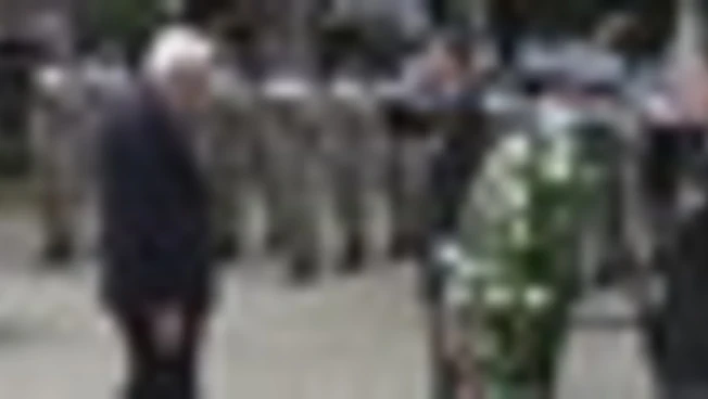 Mattarella a Bruxelles, depone corona di fiori al milite ignoto