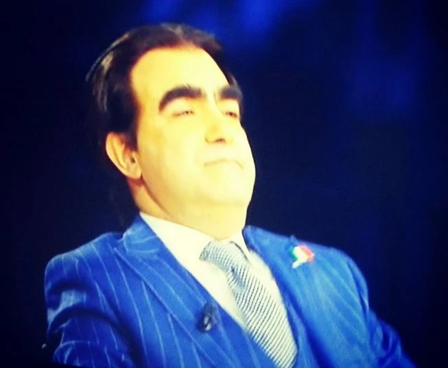 Elio sfotte i Forconi: a XFactor vestito come il capopopolo Danilo Calvani