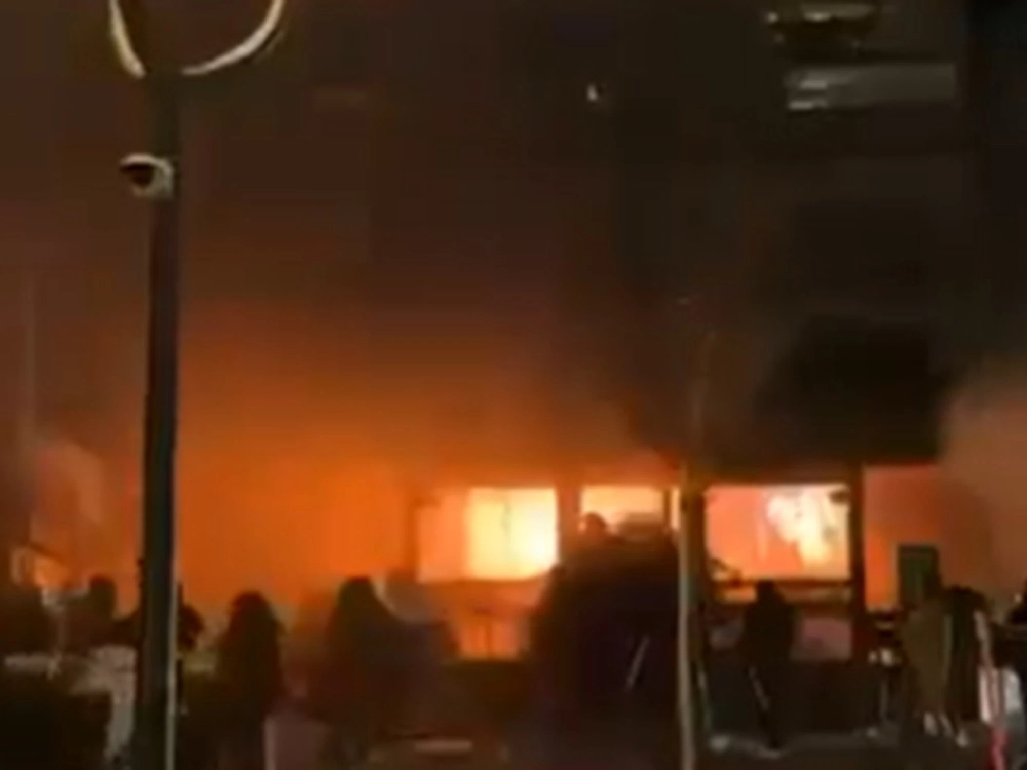 Crans-Montana, il super-testimone accusa i soccorsi: "I mezzi speciali non sono mai arrivati"