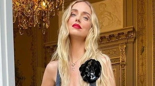 Chiara Ferragni si presenta in reggiseno a cena: scelta estrema, si scatena il caos