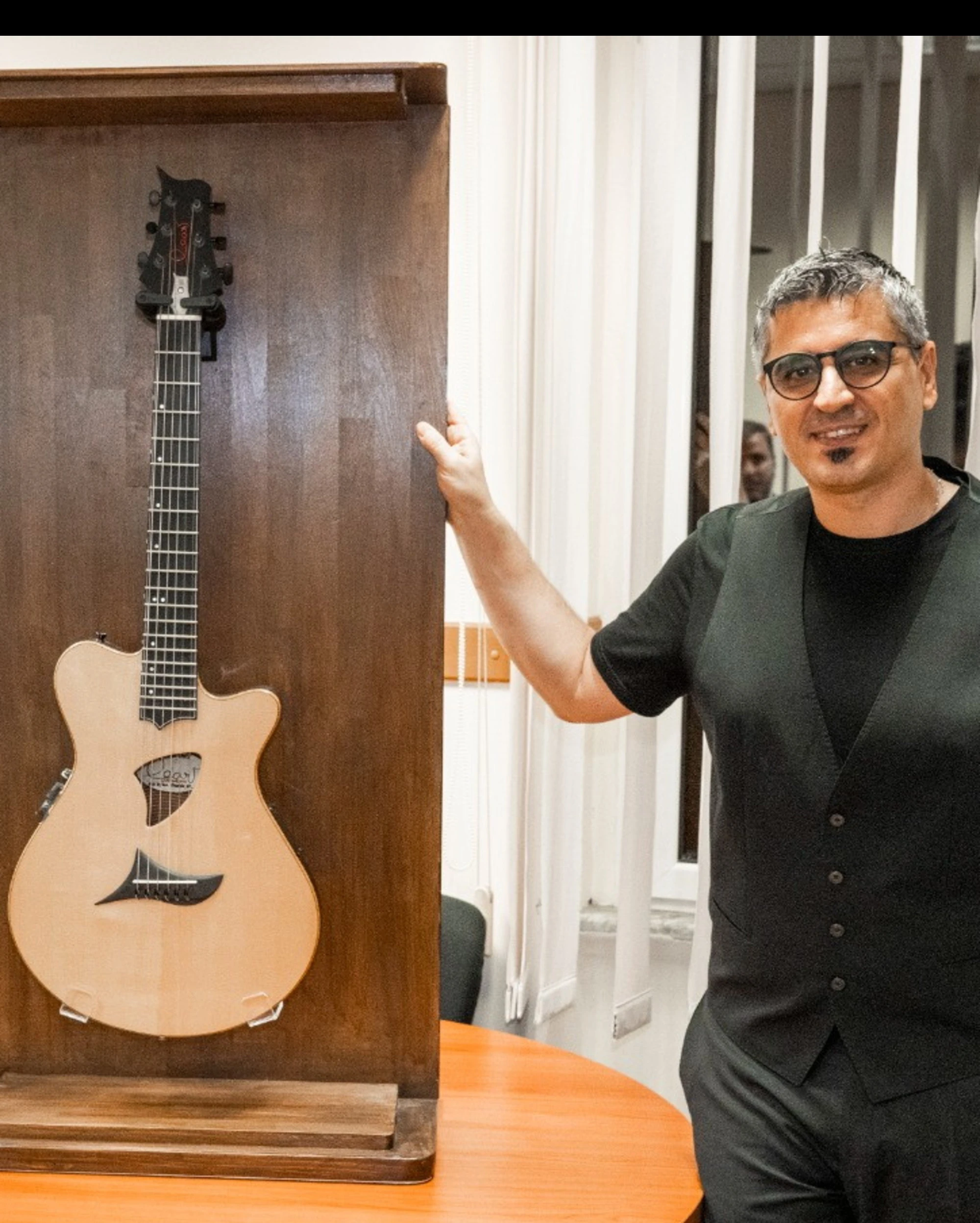 Donata a Radio 2 la chitarra dell’ultimo concerto di Pino Daniele