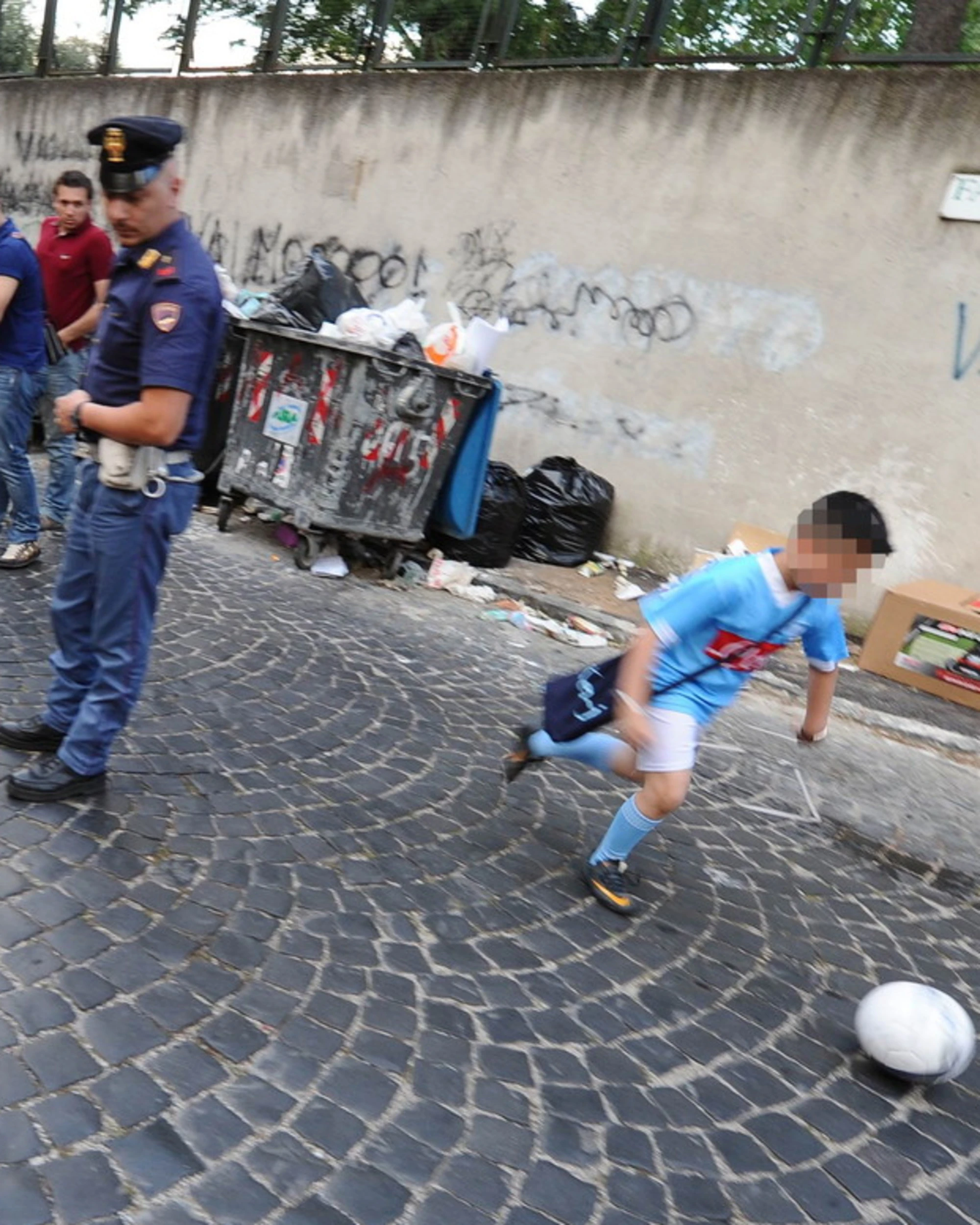Pesaro, il sindaco Pd vieta di giocare a calcio in strada: l'ultima follia progressista