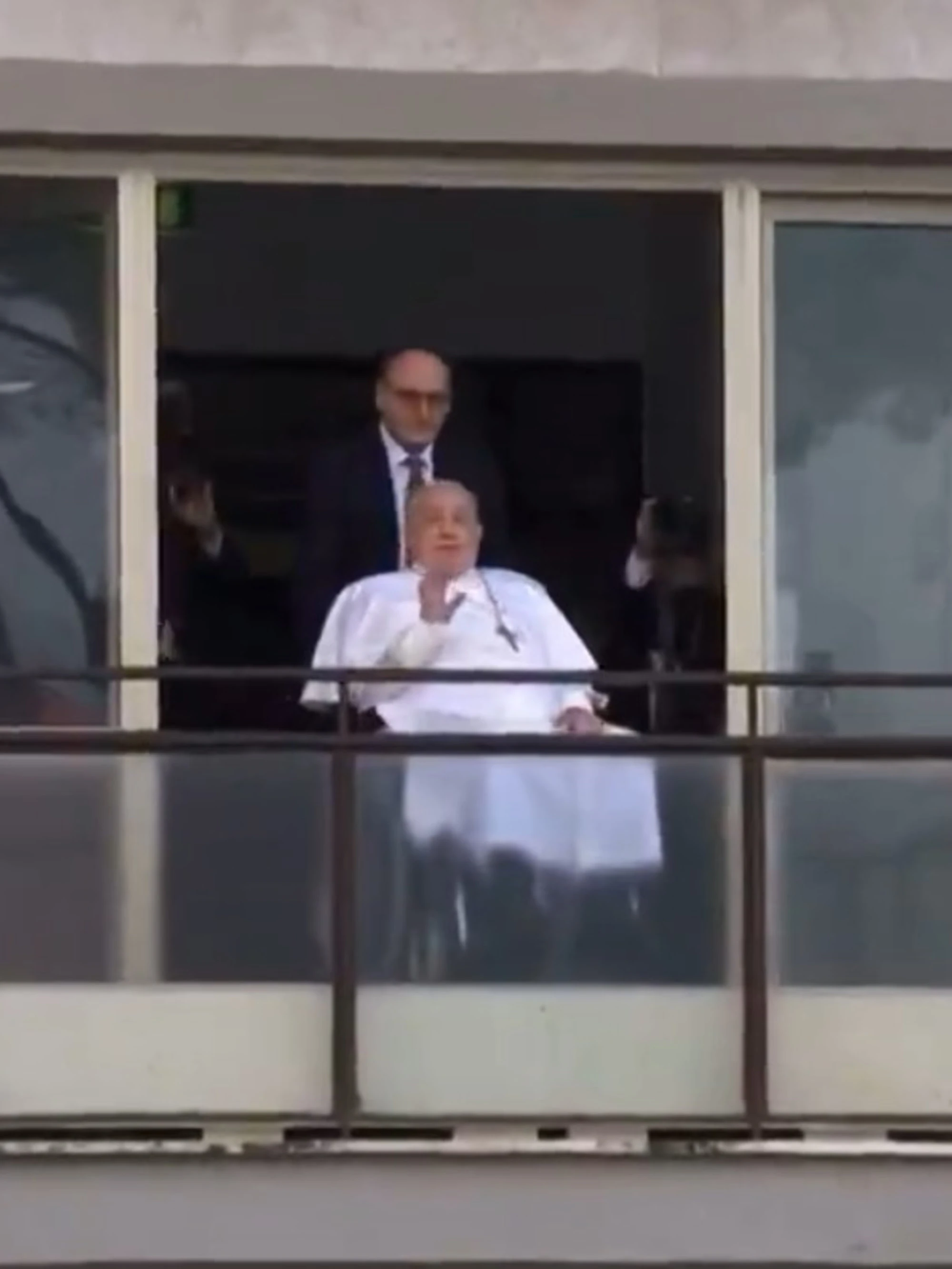 Papa Francesco, le sue prime parole dal balcone del Gemelli: "Quella signora", mondo sconvolto