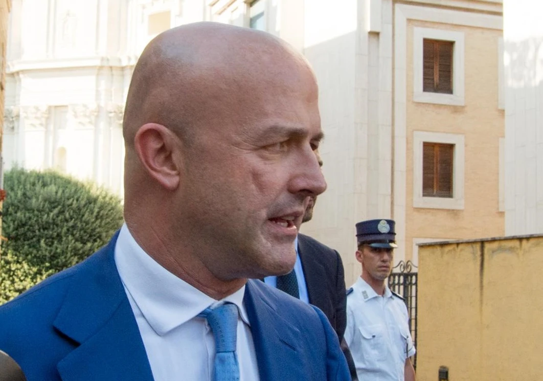 Vaticano, "abusi sessuali ai chierichetti": l'accusa nel libro inchiesta di Gianluigi Nuzzi