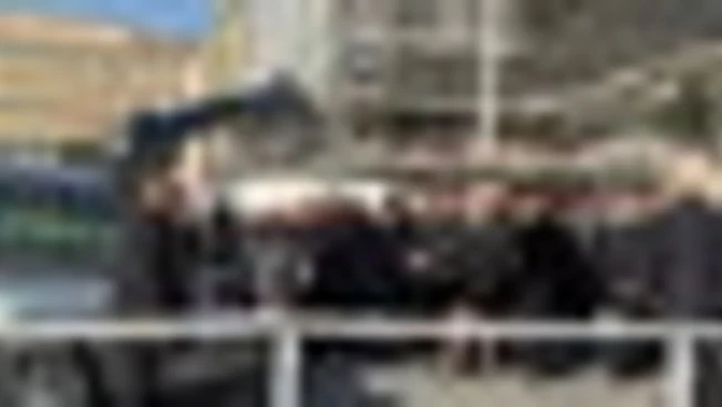 Anne Hathaway "lancia" un bacio al feretro di Valentino