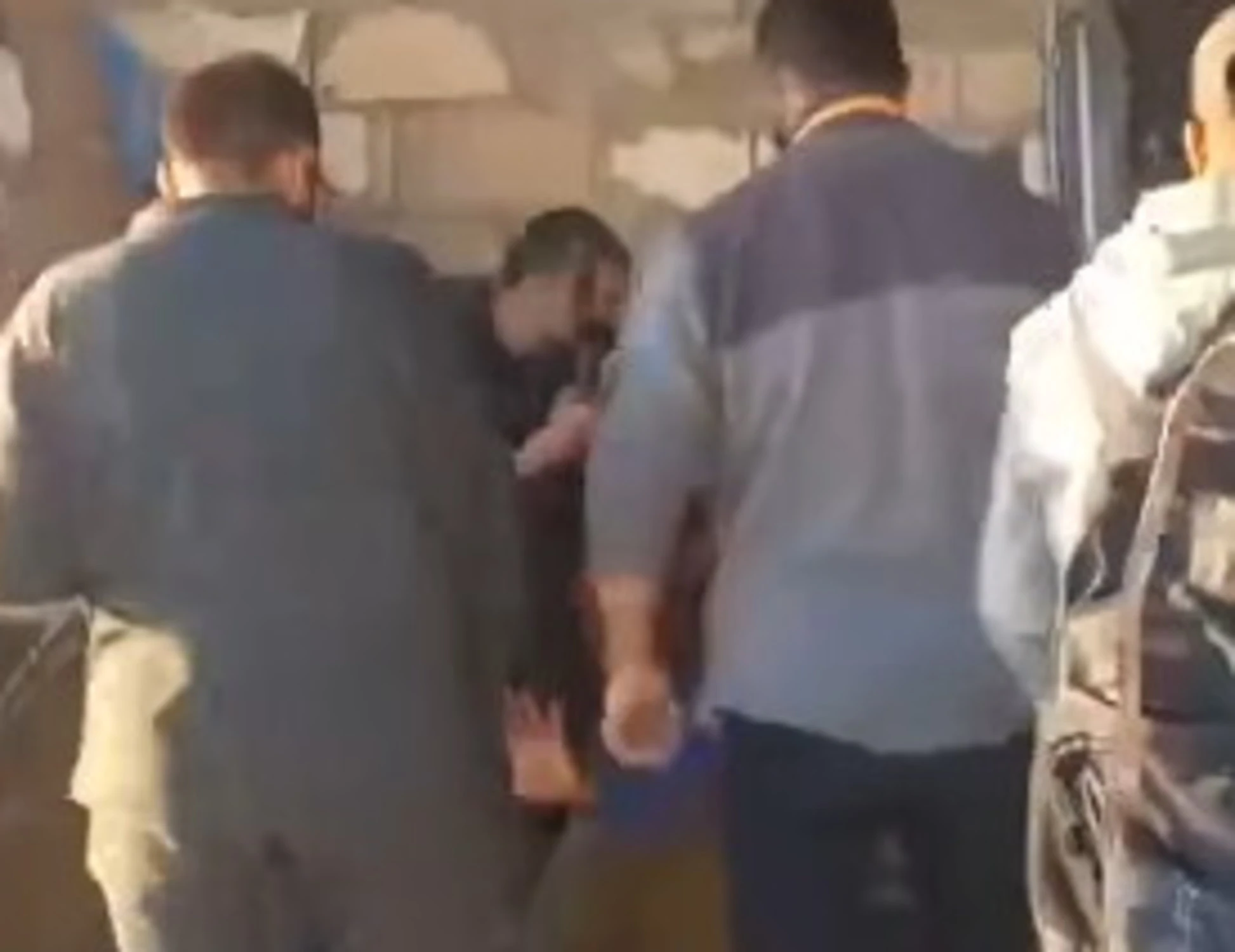 Hamas, caccia all'uomo e sprangate in strada: violenza fuori controllo