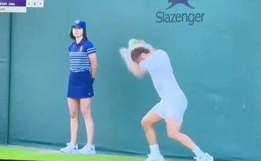 Wimbledon sconvolta, Moutet si spezza la racchetta contro la coscia