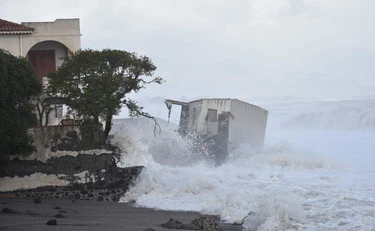 Ciclone Harry, contro Meloni usano pure il maltempo: "Piove, governo ladro"