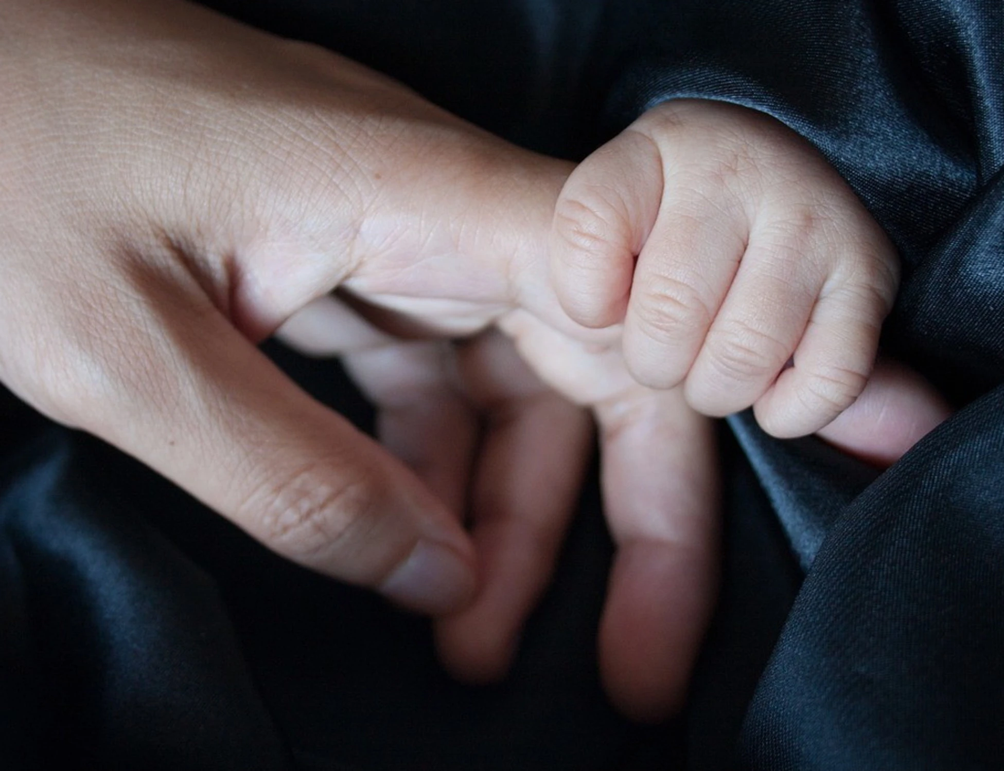 Consulta, sì al riconoscimento di entrambe le mamme per i figli delle coppie arcobaleno