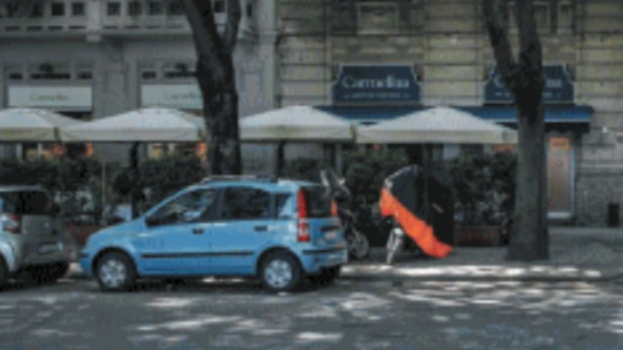 Milano, si ferma per far passare il camion ma arretra e lo investe: una morte atroce