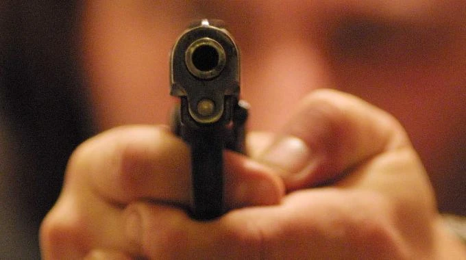 Lodi, entra in fabbrica e spara al direttore e al ragioniere della ditta. Poi tenta la fuga