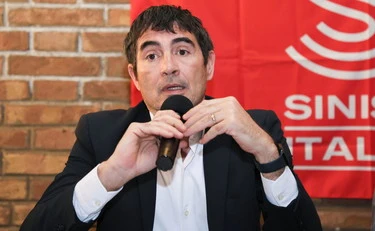 Meloni, Rama s'inginocchia? Fratoianni impazzisce: "Foto scambio interessi"