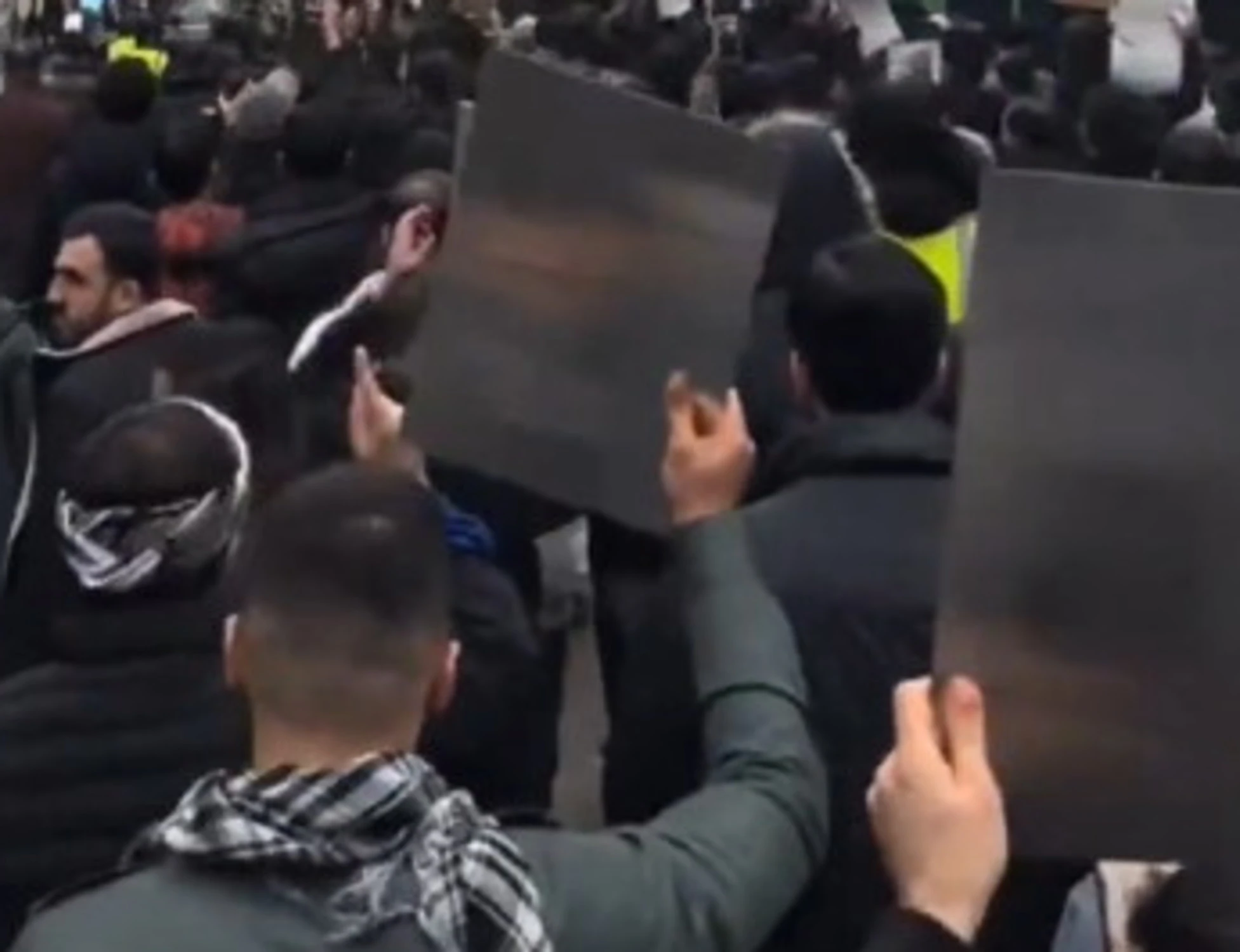 Londra, manifestanti islamici circondano l'ambasciata italiana: cosa vogliono