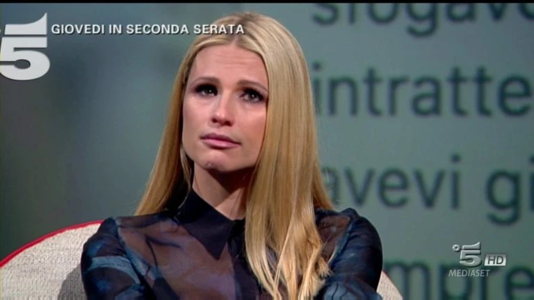 Michelle Hunziker: "Hanno minacciato di tirare dell'acido in faccia a mia figlia Aurora"