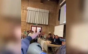 Calenda contestato alla Ca' Foscari: il gesto choc in Aula