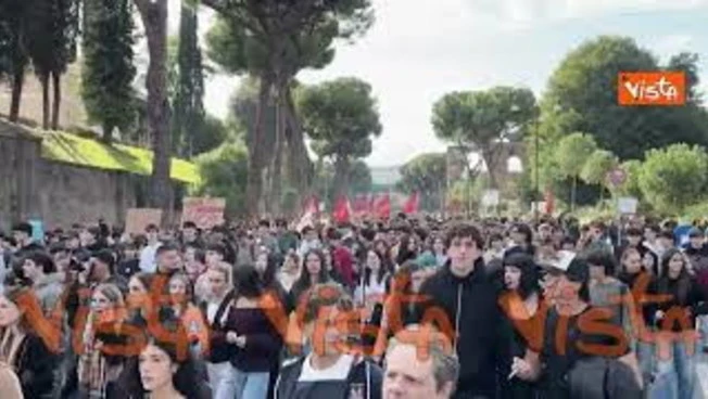 Il corteo degli studenti passa vicino al Colosseo, i turisti li filmano