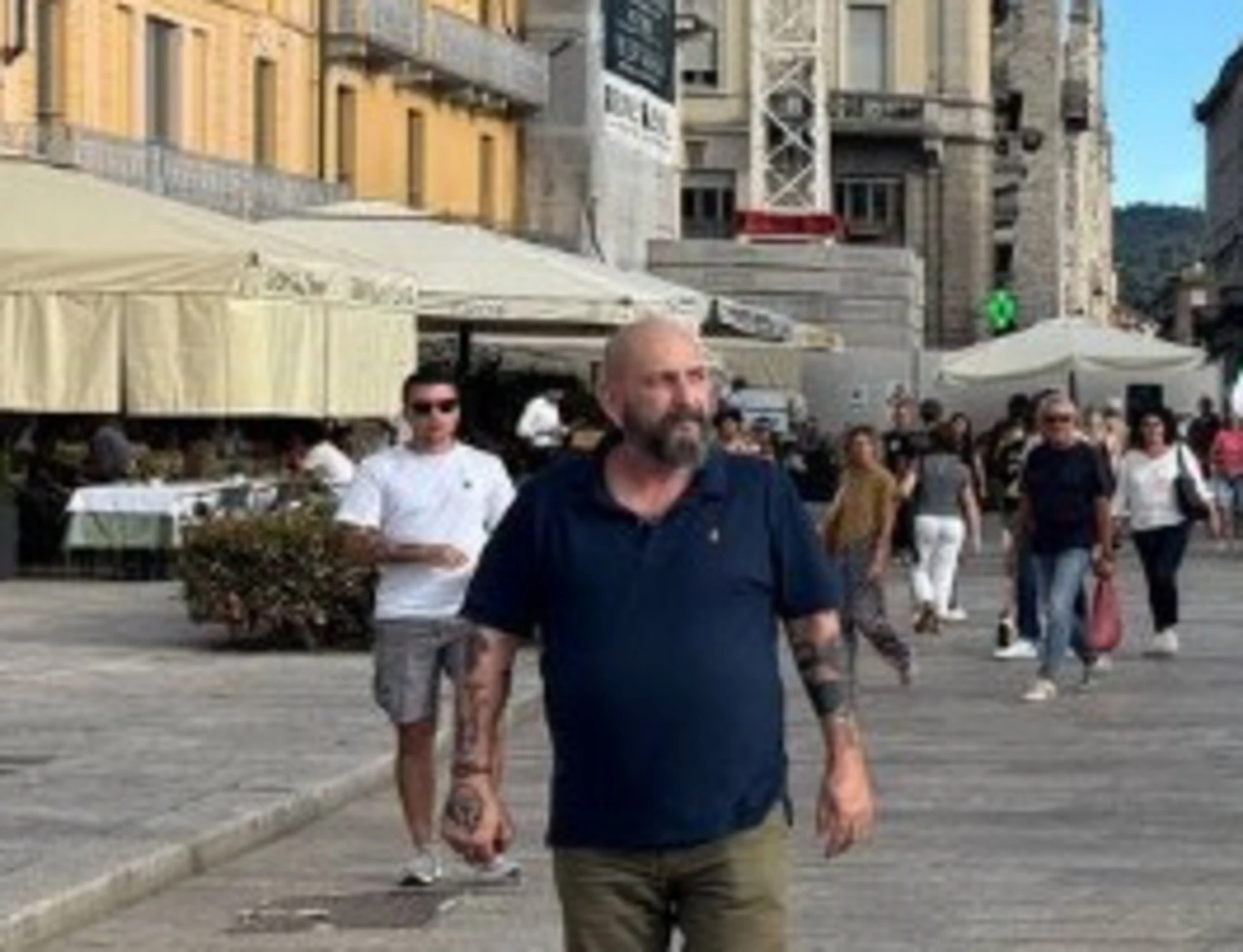 Remigrazione, a Como spuntano le bandiere italiane tra turisti e passanti
