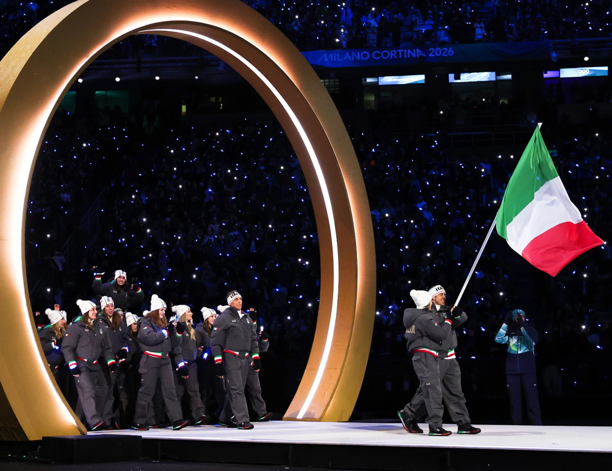 Milano-Cortina, come rosicano i francesi: i titoli dei quotidiani dopo la cerimonia d'apertura