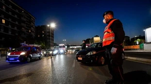 Bologna, carabiniere travolto al posto di blocco: poteva sparare ai ladri, "ma non se l'è sentita"