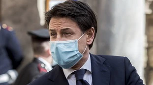 Giuseppe Conte invita il centrodestra e Giorgia Meloni lo gela: "Aspettiamo da settimane, noi non parliamo di sesso degli angeli"