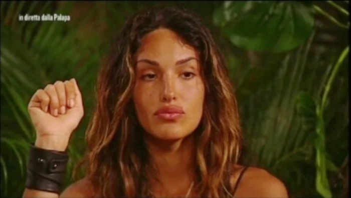 Isola dei famosi, Striscia la notizia incastra tre naufraghi: "Hanno fumato marijuana anche loro"