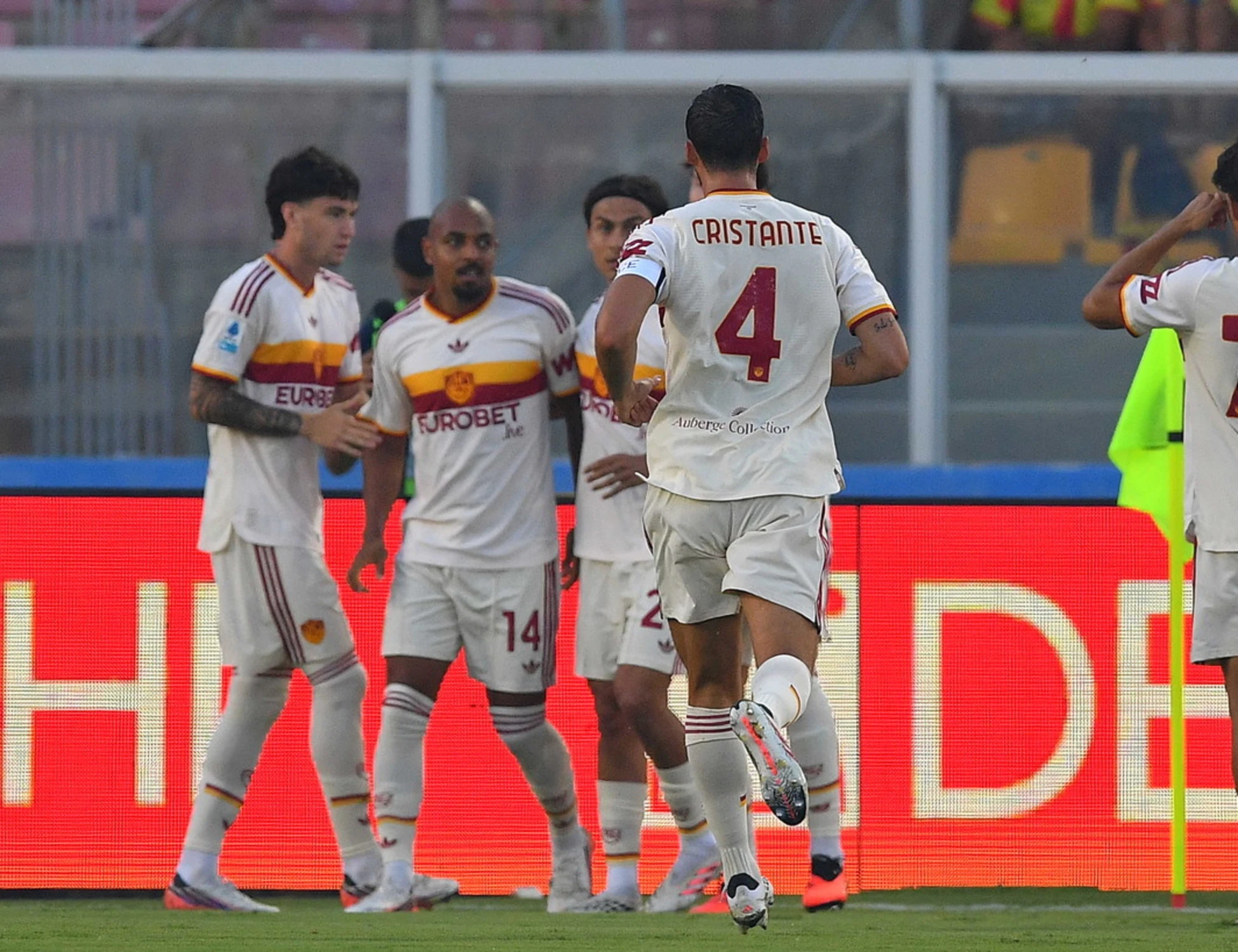 Roma, altro Malen show: Lecce travolto 4-0, la banda Gasperini fa paura