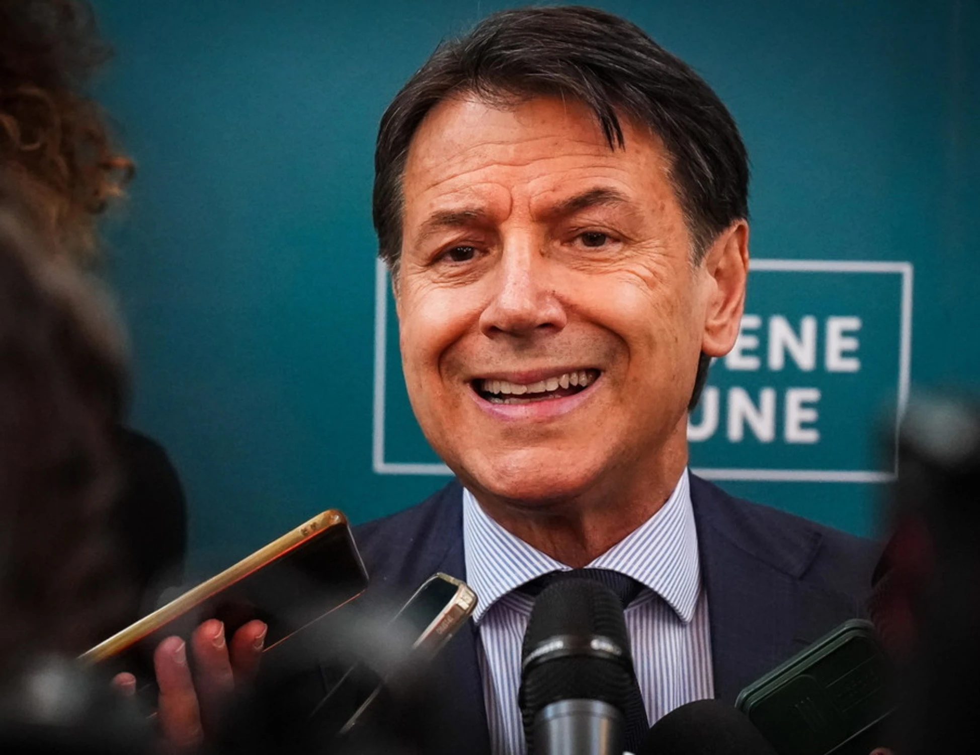 Giuseppe Conte perde ancora la faccia: l'ultima piroetta sulla Polizia