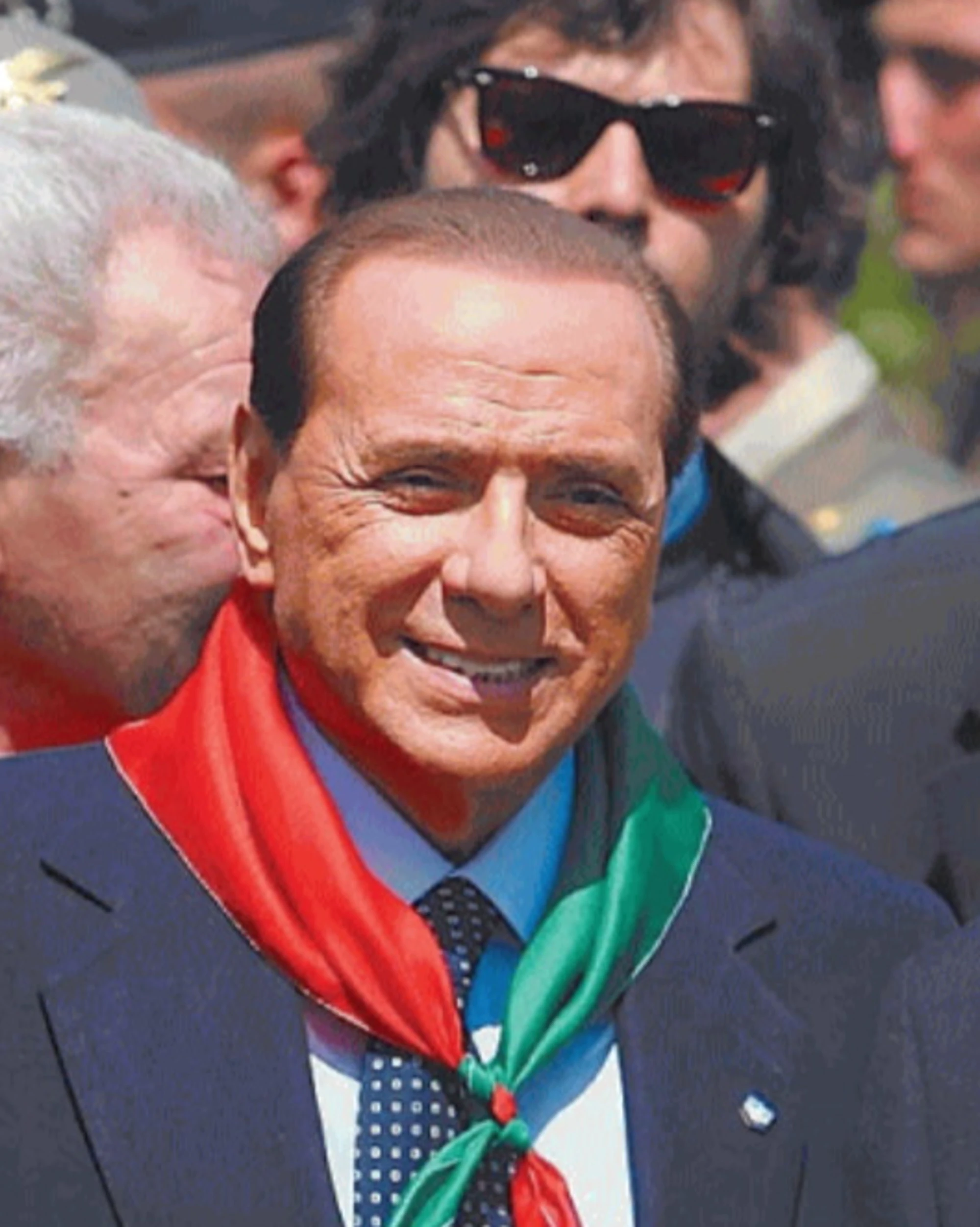 Silvio Berlusconi, la vera storia del fazzoletto di Onna