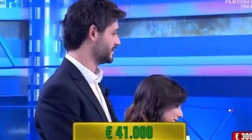 Affari Tuoi, Emilia apre il pacco e perde 300.000 euro: il cameraman stupisce tutti