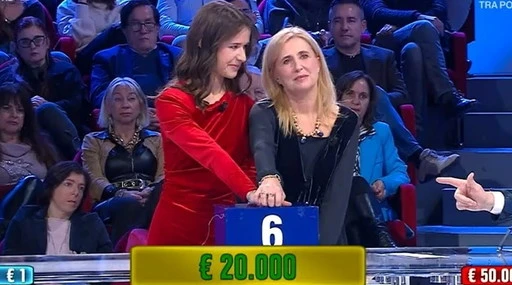 Affari Tuoi, "che infamata": bufera su Sarah dopo l'apertura del pacco