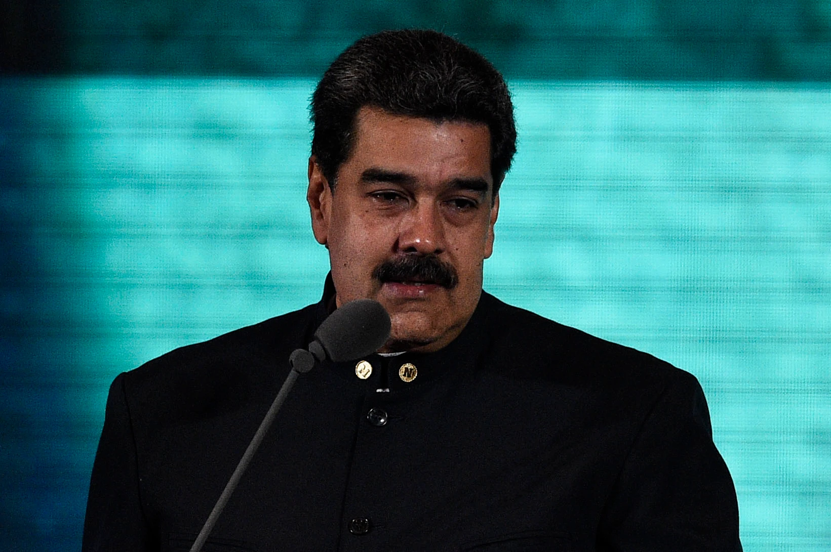 Venezuela, altri schiaffi per Alessandro Di Battista e M5s: la loro retromarcia sul comunista Maduro