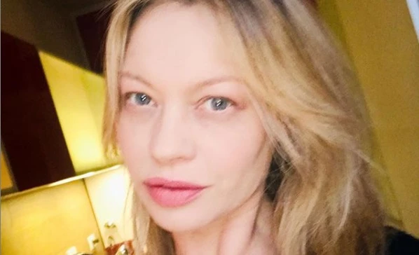Anna Falchi, la sconvolgente rivelazione sul fidanzato e la supposta: cala il gelo in diretta