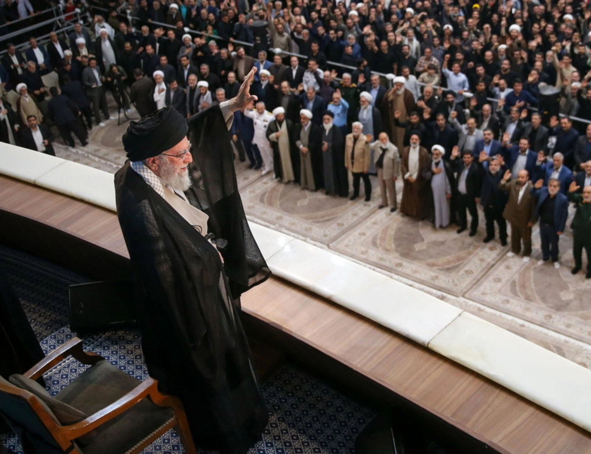 Iran, l'ayatollah Khamenei "nascosto e sotto choc": chi gli è rimasto