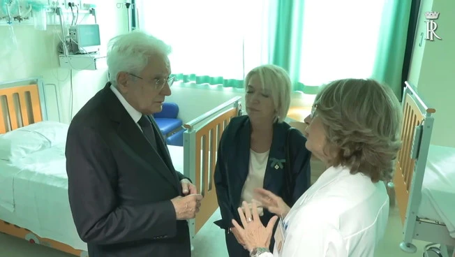 Mattarella visita la stanza rosa del pronto soccorso dell'ospedale di Grosseto