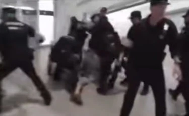 Bilbao, quelli della Flotilla manganellati dalla polizia in aeroporto: scena clamorosa a casa di Pedro Sanchez