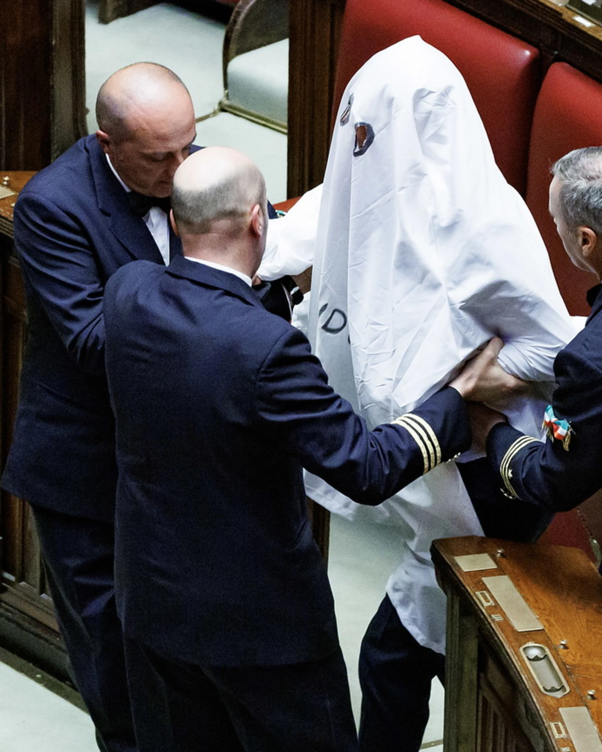 Riccardo Magi "fantasma", sceneggiata in aula: espulso