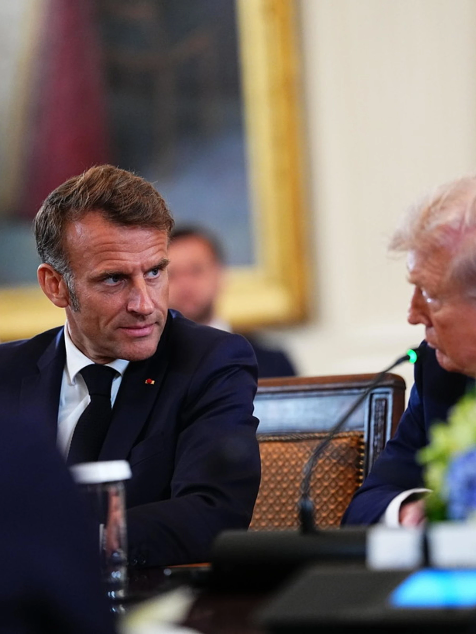 Microfono aperto: la clamorosa frase di Trump sussurrata a Macron