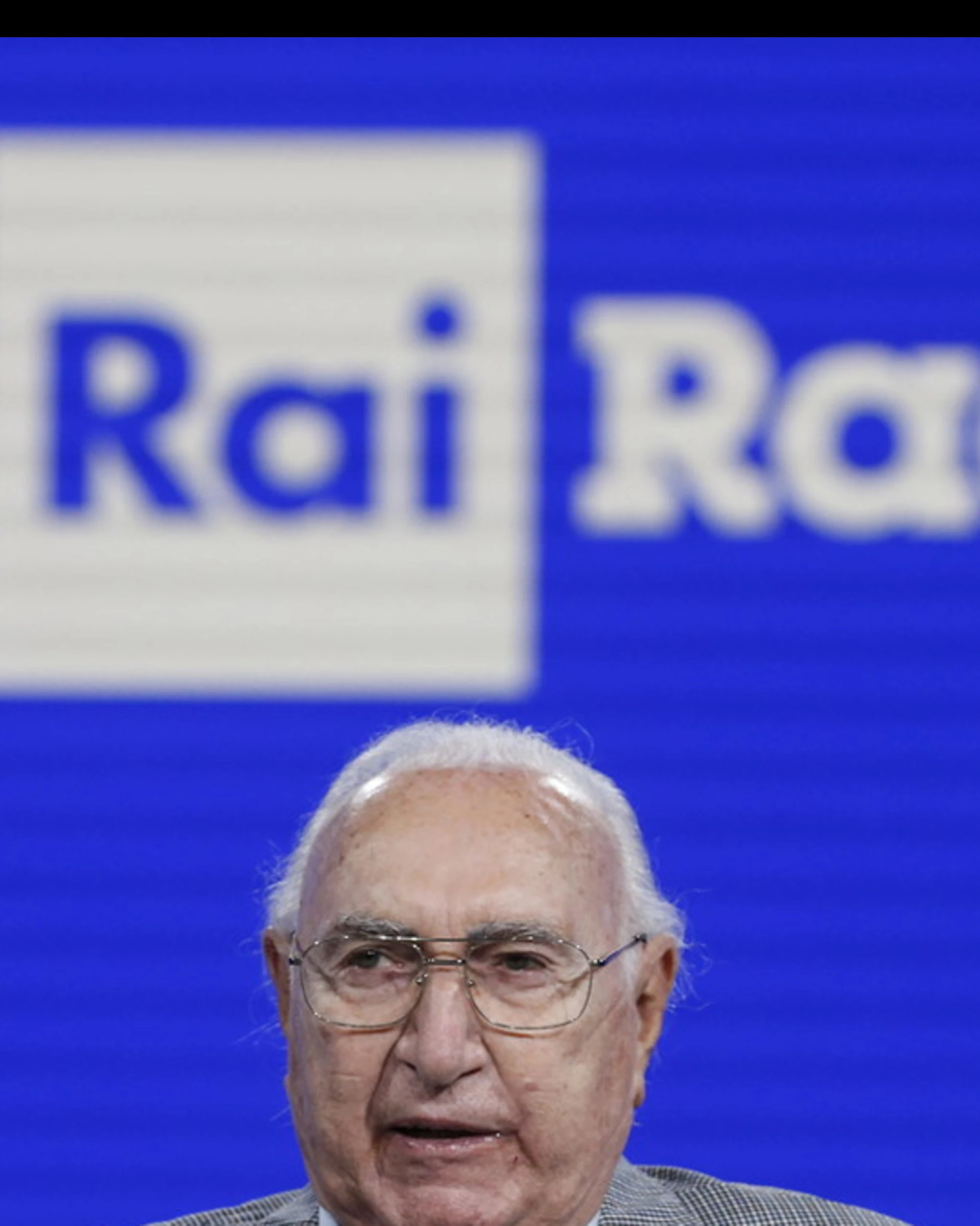 Pippo Baudo, le mogli, i figli e il "momento di follia": il lato privato 