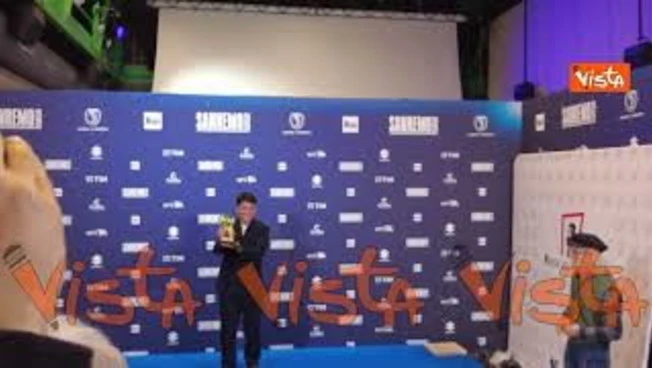 Le foto di Sal Da Vinci con il premio di Sanremo