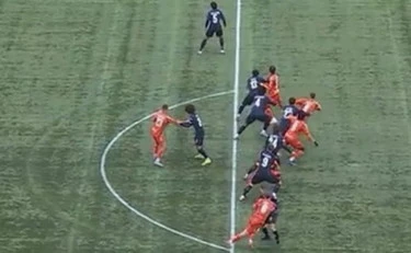 Fuorigioco, applicata per la prima volta la regola di Wenger: occhio a questa foto