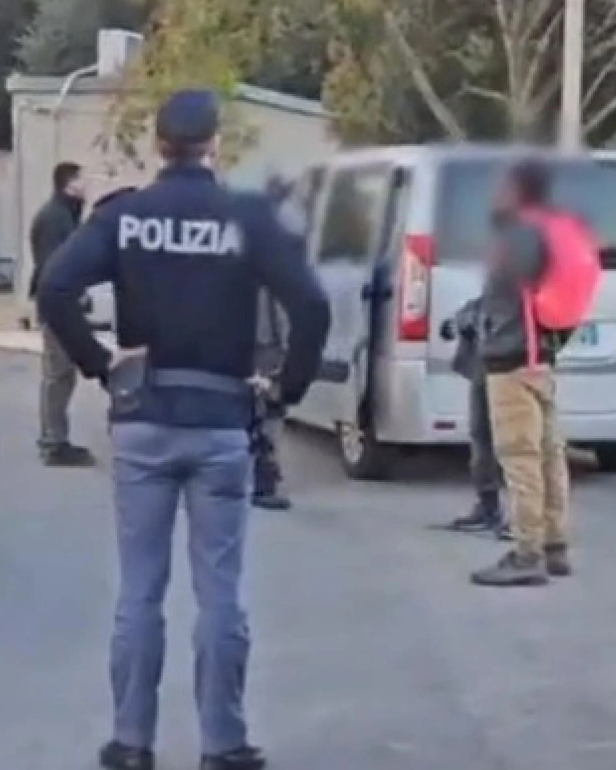 Prato, un immigrato lo colpisce con un pugno in faccia: 18enne in coma