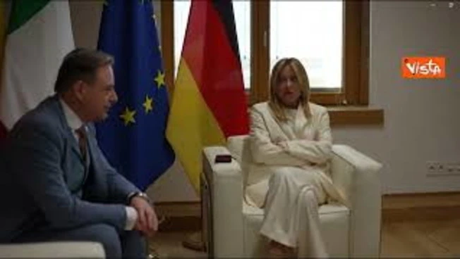 Consiglio Europeo, Meloni saluta e abbraccia Merz e Von Der Leyen