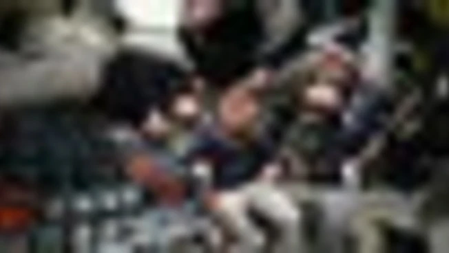 Artemis II verso la Luna, l'astronauta saluta a testa in giù la Terra