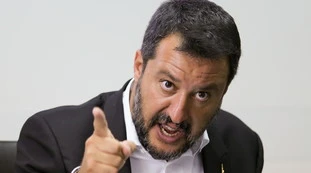 Immigrazione, la lezione di Matteo Salvini alla Lamorgese: "Serve il boom economico, non degli sbarchi, applichi il mio metodo"
