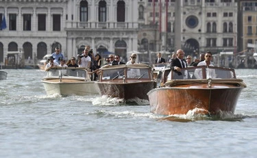 Bezos a Venezia, Brugnaro disintegra il Pd: "In primavera si vota. Le pare normale?"