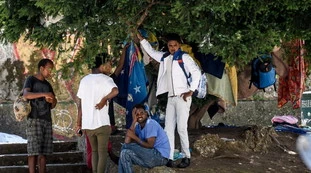 Immigrazione, retromarcia del M5s: "Svecchiare gli italiani accogliendo migranti, loro sempre più nelle nostre case"